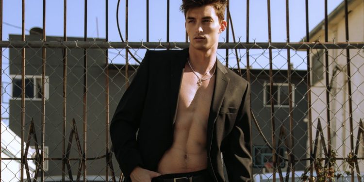 Meet Cade Parker: A Fashion Model Who Runs a Successful Social Media Advertising Business