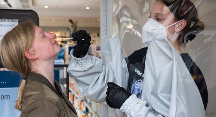 Germany will force travelers not vaccinated or without full regimen to submit a negative PCR